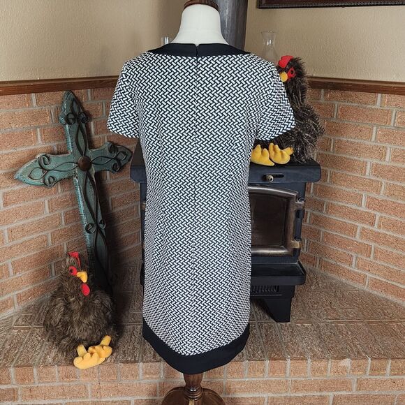Tahari ASL Shift Dress Size 6 Black and White Geometric Pattern - Picture 4 of 7